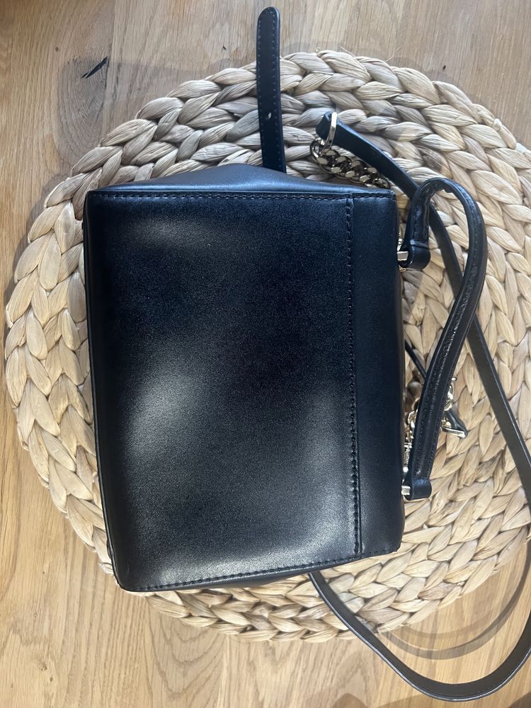MK Michael Kors czarna torebka na złotym łańcuszku