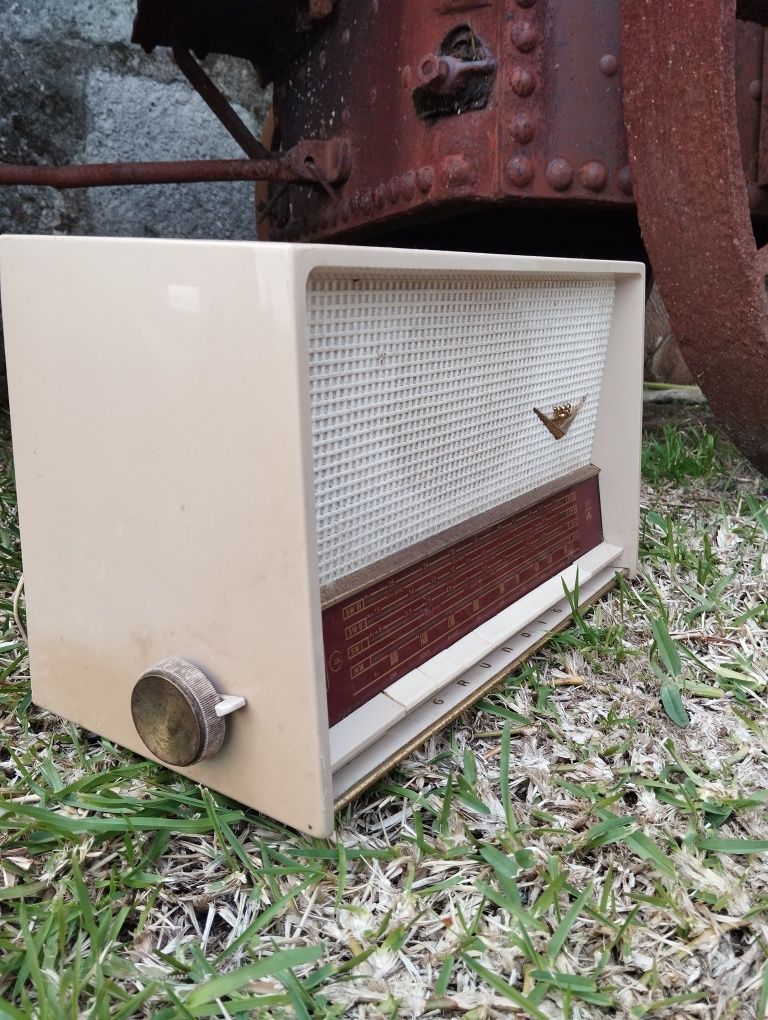 Rádio de válvulas Grundig 1098