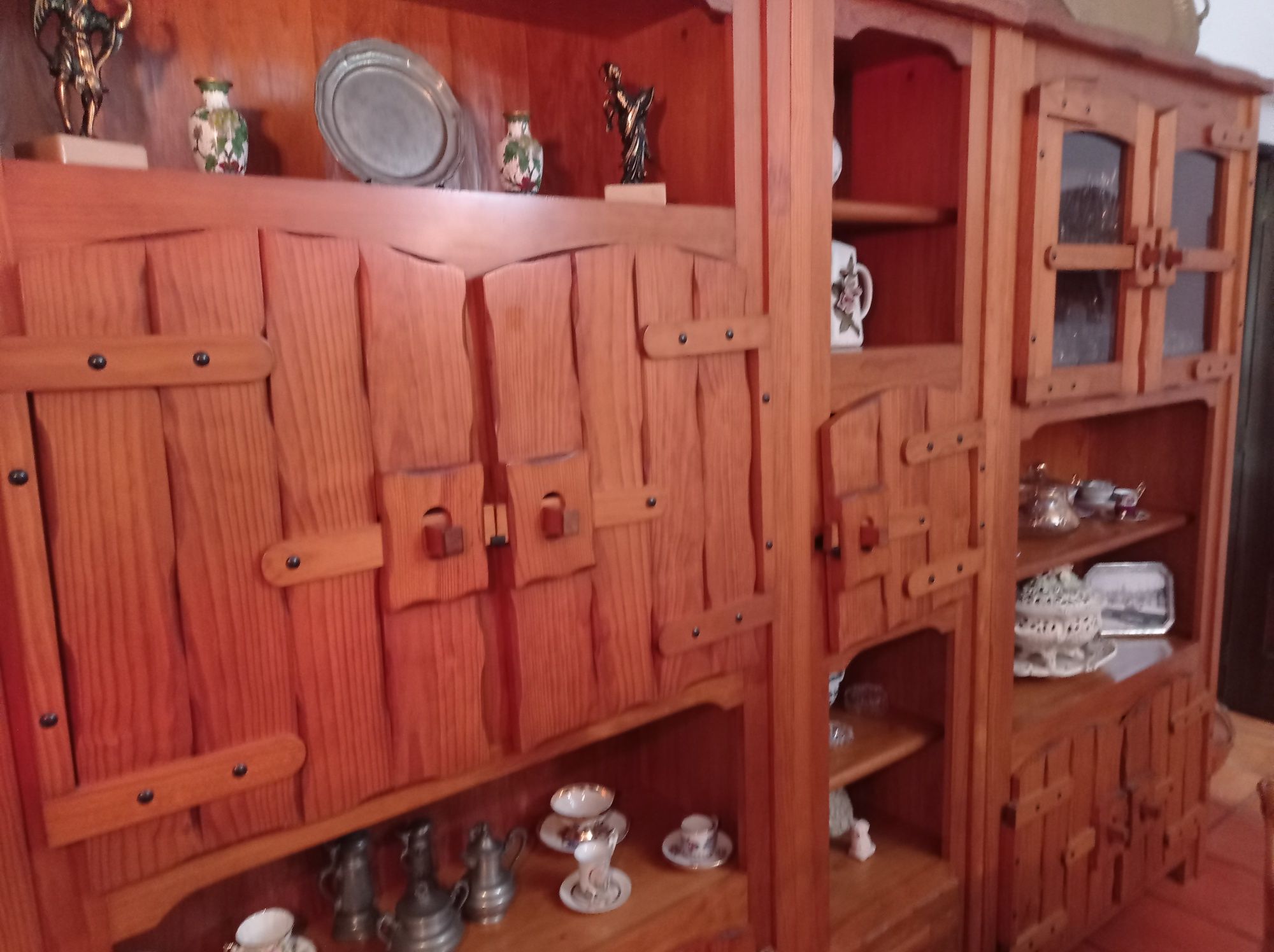Móvel com bar em madeira