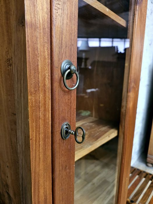 Piękna witryna słupek drewniana z szufladami – solidny mebel z charakt