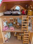 Sylvanian Families - casa grande com família e muitos acessórios