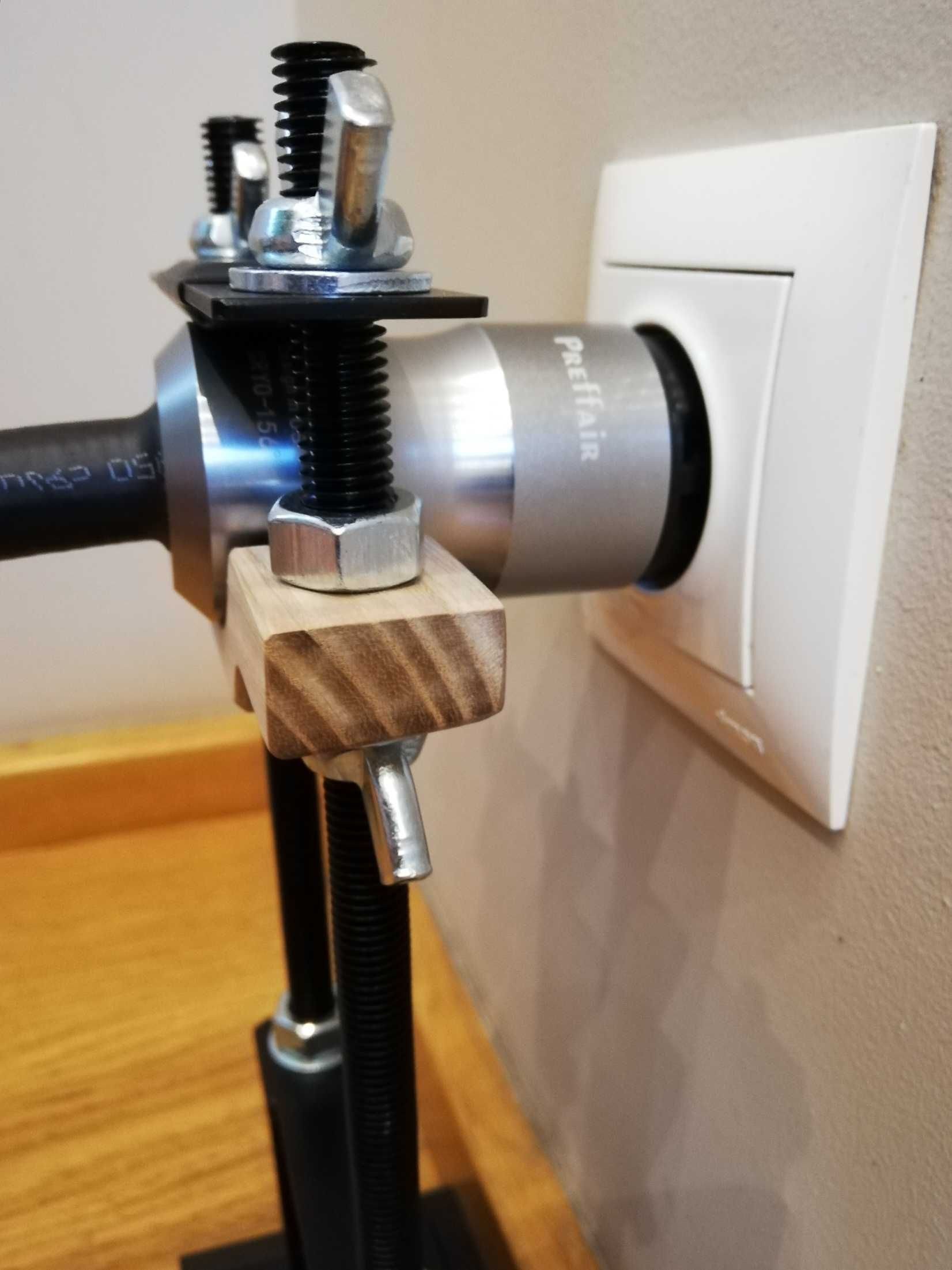 Podstawka - wspornik - stojak pod wtyk /kabel zasilający audio