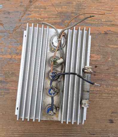 Mostek prostowniczy z diodami mocy na radiatorze do wzmacniacza