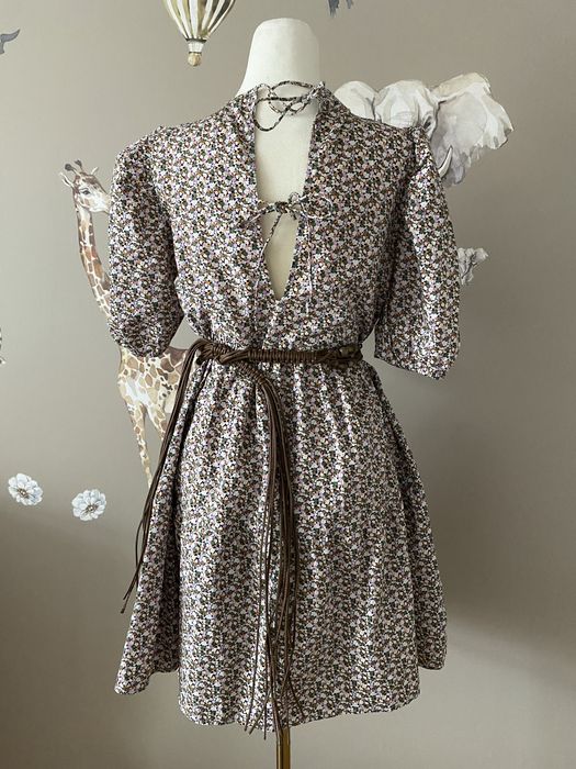 Dziewczęca luźna sukienka w kwiatuszki z organicznej bawełny