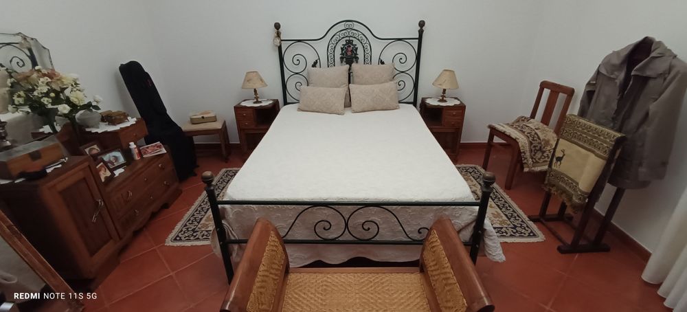 Cama de ferro, estilo antigo, com colchão,. Medidas:  1,90m x 1,40m