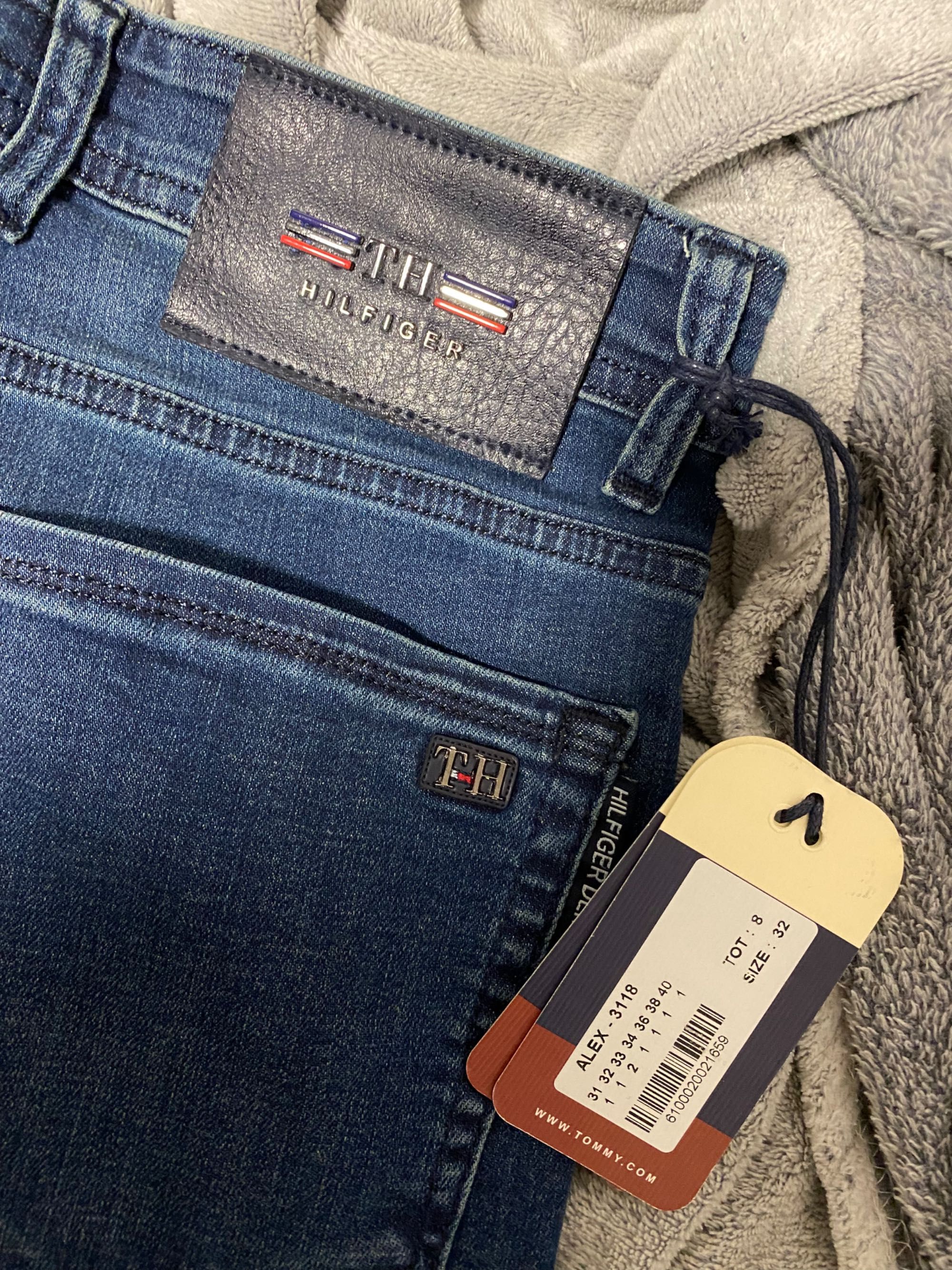Granatowe spodnie Tommy Hilfiger