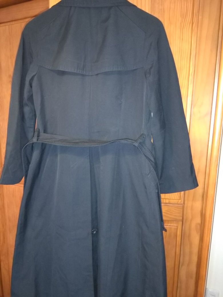 Gabardine preta, com interior tipo Burberry