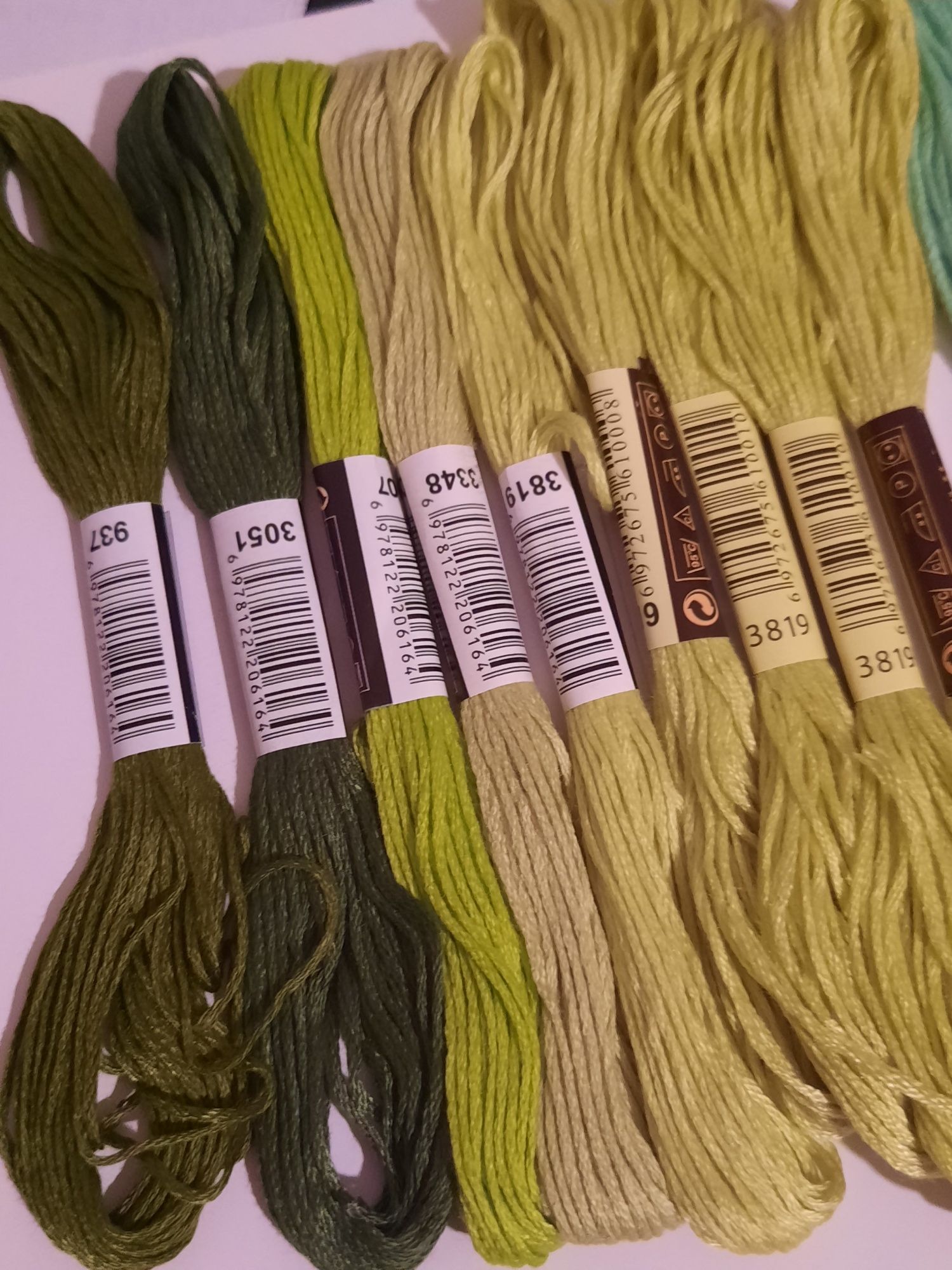 20 meadas de fio para bordados, ponto cruz e costura. 
Várias cores di