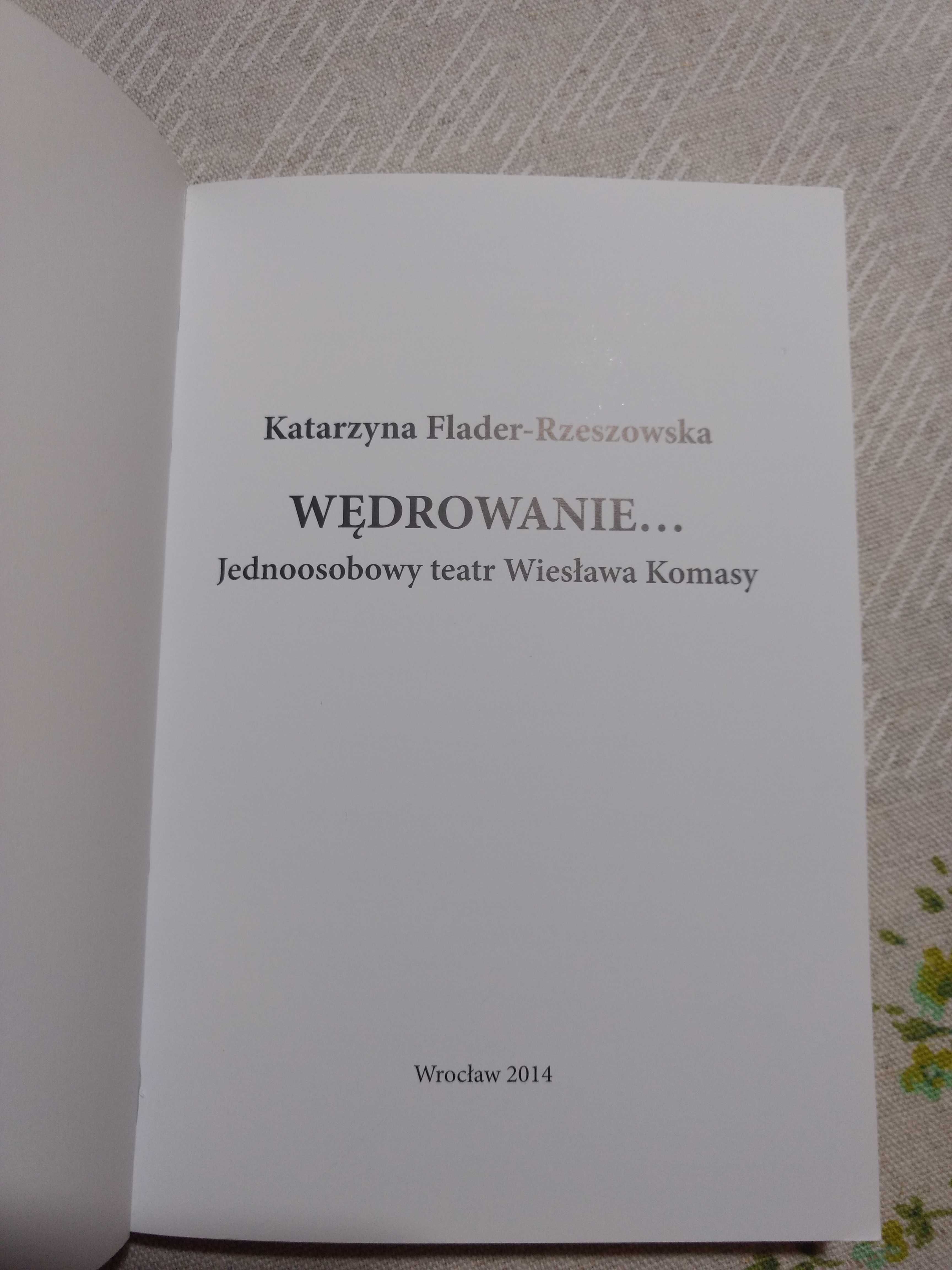 Książka "Wędrowanie... Jednoosobowy teatr Wiesława Komasy"