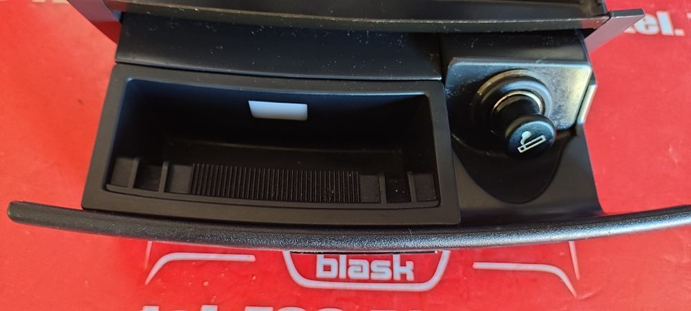 Popielniczka Deski Rozdzielczej Kokpitu Kia Sorento 2.5 2004r