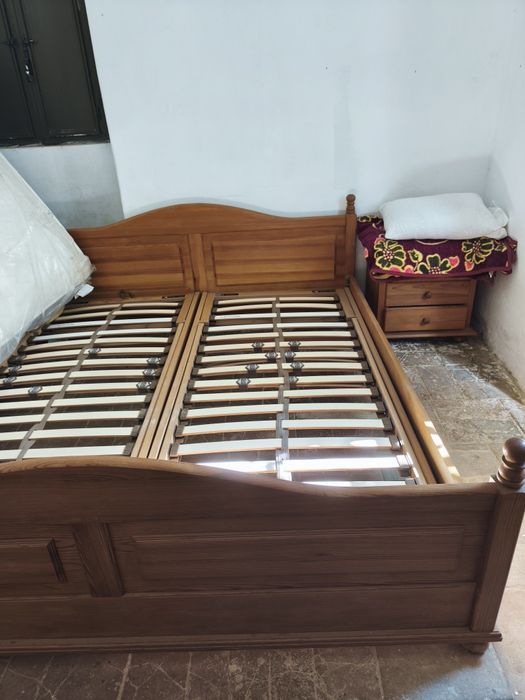 Conjunto de quarto cama com estrados reclináveis, mesas de cabeceira