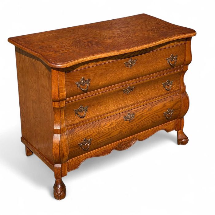 Stylowa brzuchata komoda na rzeźbionych nogach