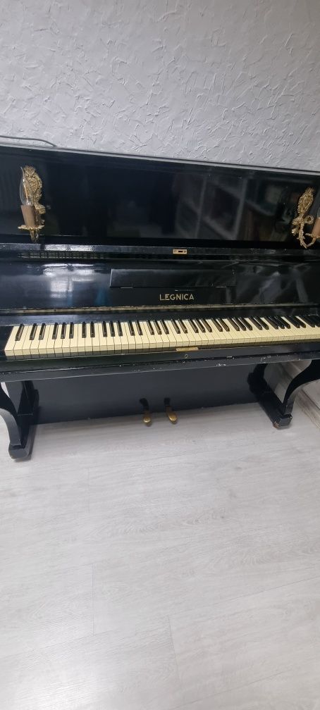 Pianino Legnica czarne metalowa płyta bardzo dobry stan prywatnie