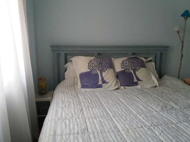 Cama king em madeira azul de casal