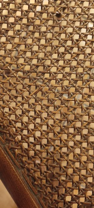 Cadeira em madeira trabalhada e entalhada com palhinha