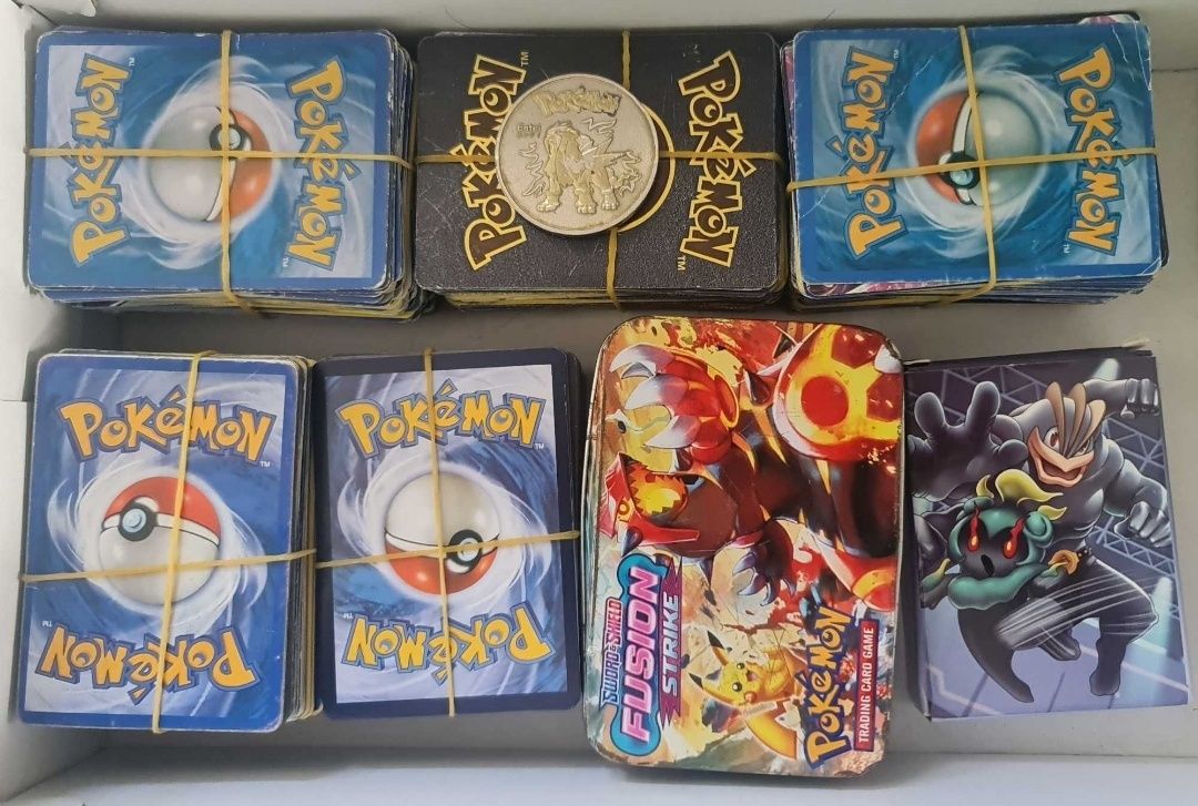 Cartas Pokémon com oferta de caixa metálica e caderneta