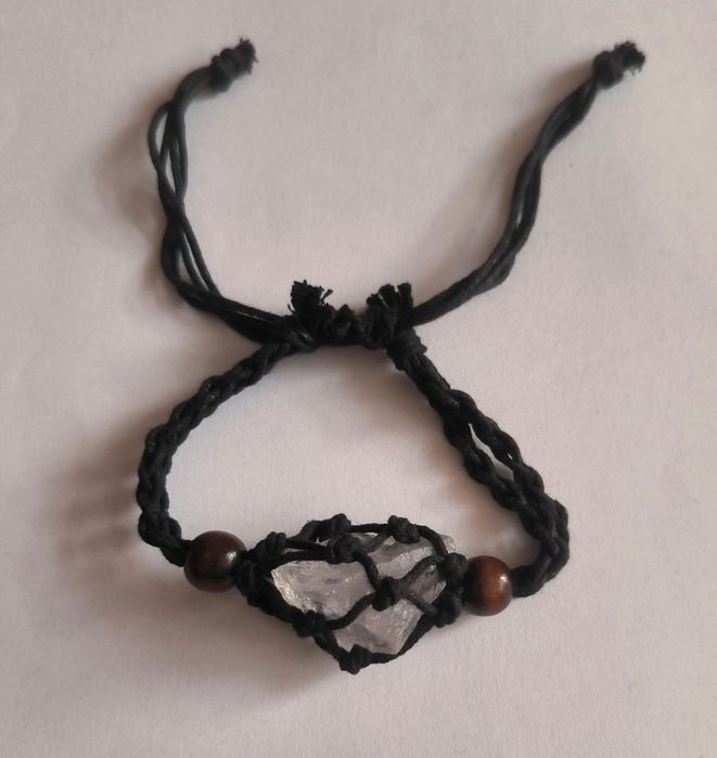 Czarna bransoletka z kryształem górskim