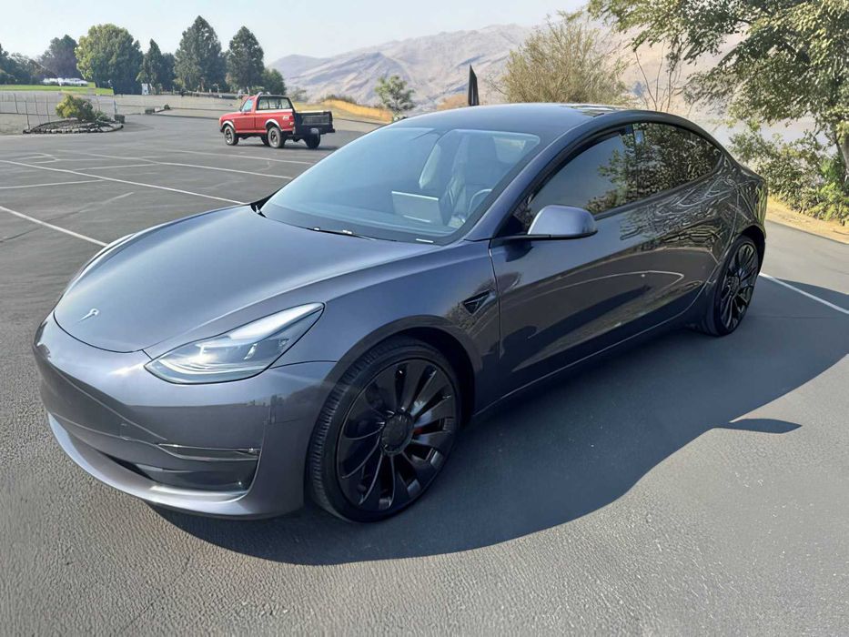 Tesla Model 3      2023