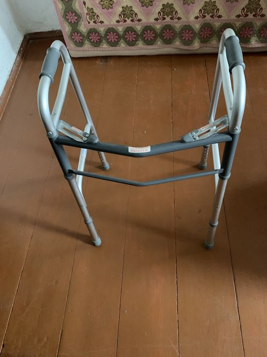 Ходунки для людей з порушенням опорно- рухового апарату