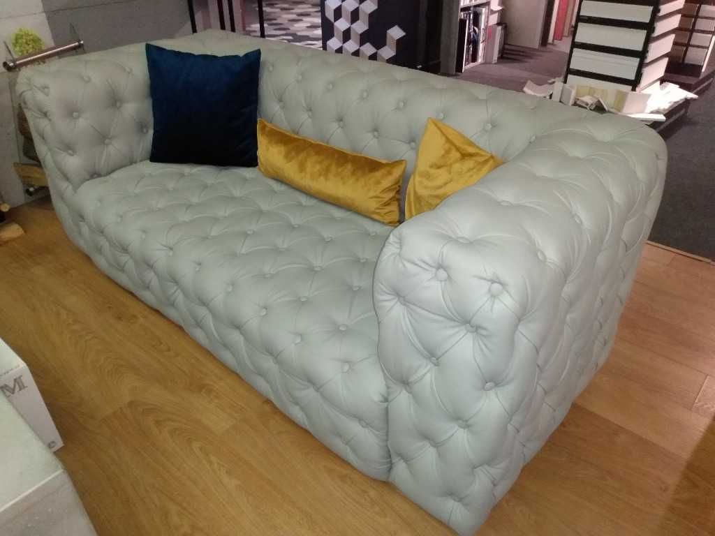 Sofa dwuosobowa, pikowana w stylu Glamour