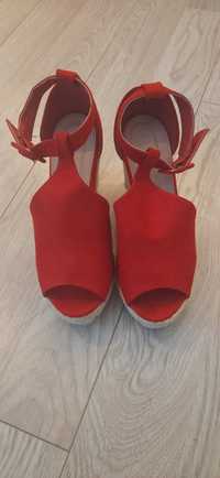 Piękne czerwone buty