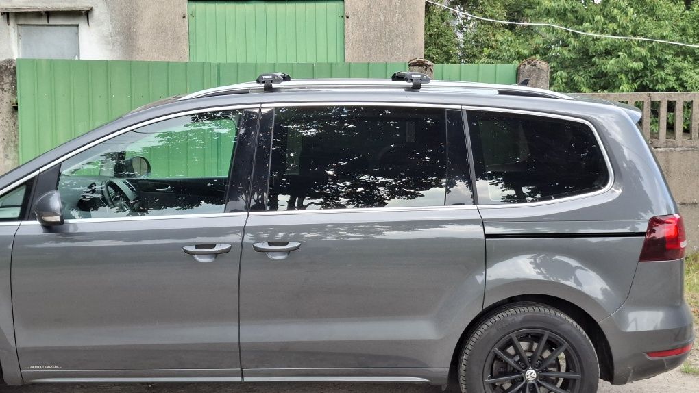 Bagażnik dachowy Thule Edge Black belki dachowe Thule Sharan