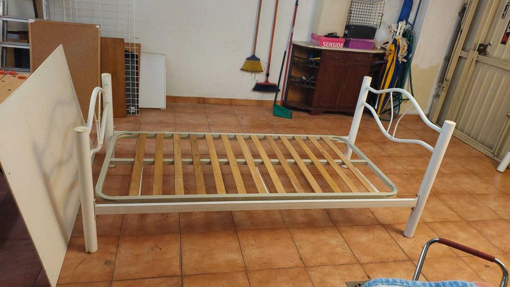 Cama de ferro de solteiro lacada a branco