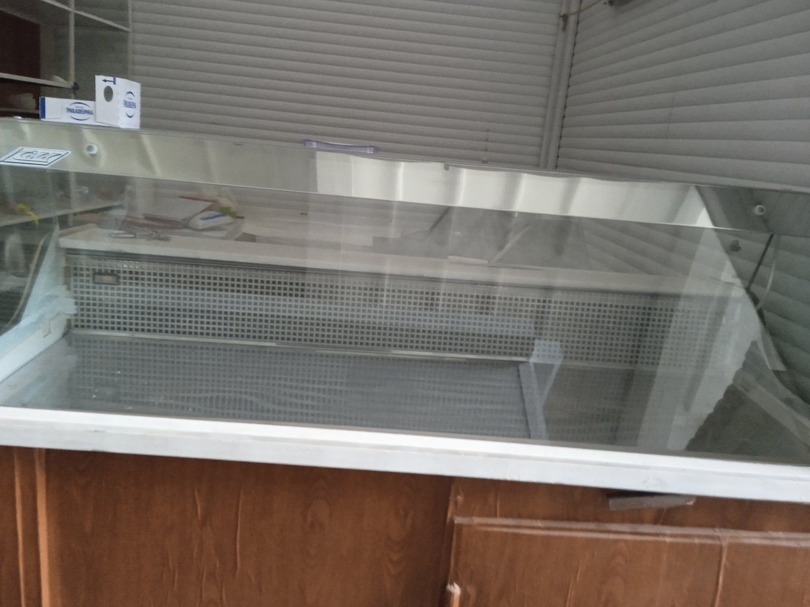 Продам холодильну вітрину 8000 грн