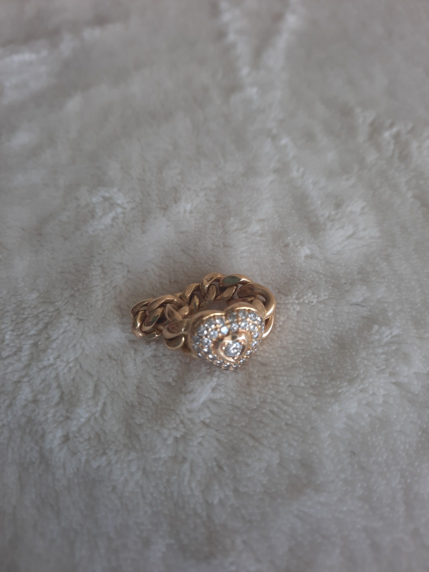 Złoty pierścionek w kształcie serca