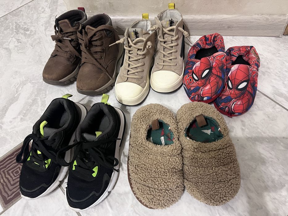 Взуття для хлопчика черевички, тапочки, кросівки