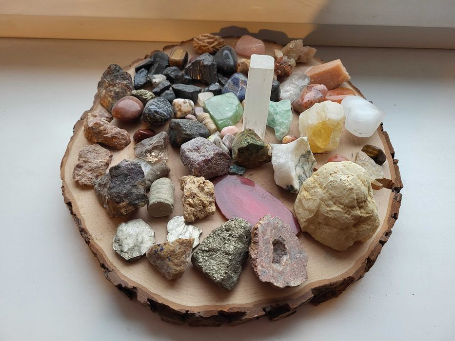 kolekcja kamieni, minerałów z podstawką do ekspozycji #2