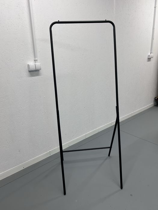 Stojak na ubrania Jysk wieszak stojacy MOLTRUP czarny