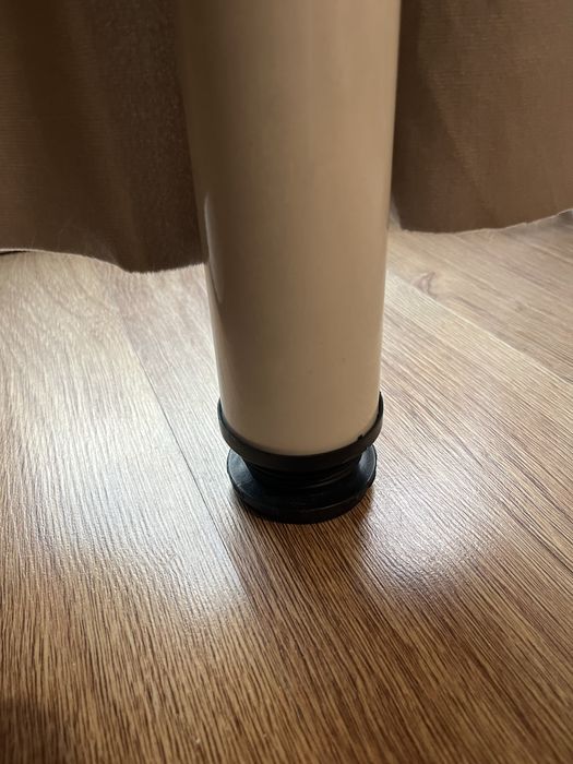 Biurko z wkręcanymi nogami