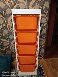 Regał biały z IKEA z pojemnikami pomarańczowymi