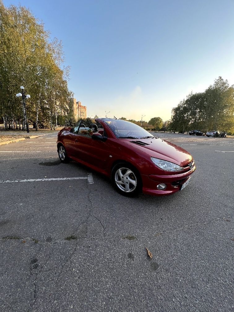 Красный кабриолет Peugeot 206 сс 1.6