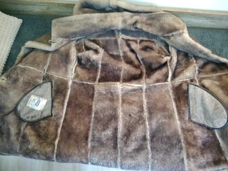 Kożuch damski z naturalnej owczej skóry w kolorze beżowym z domieszką.