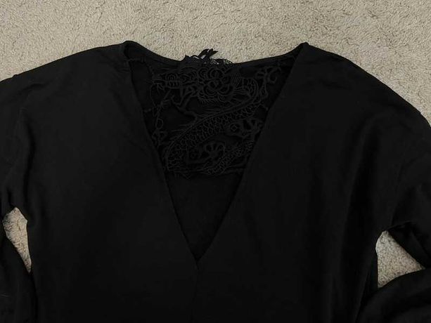 Czarny sweterek z koronka