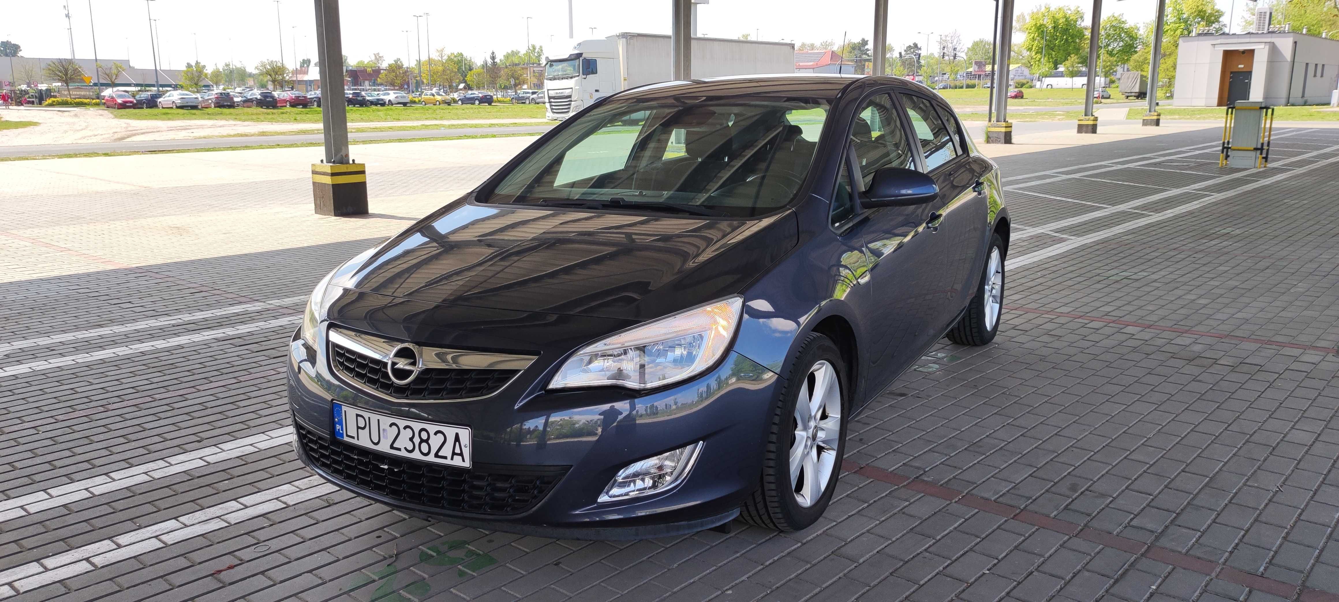 OPEL ASTRA J, 1.6 BENZYNA, Klimatronik, Bardzo Ładny Stan.