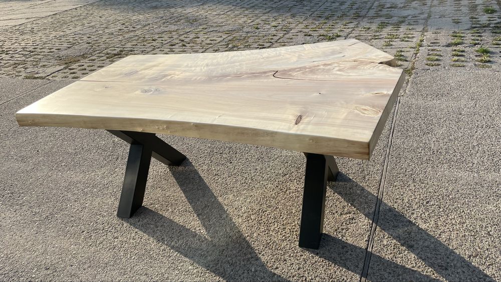 Stół, monolit topolowy z naturalną krawędzią.  180x100/132 cm