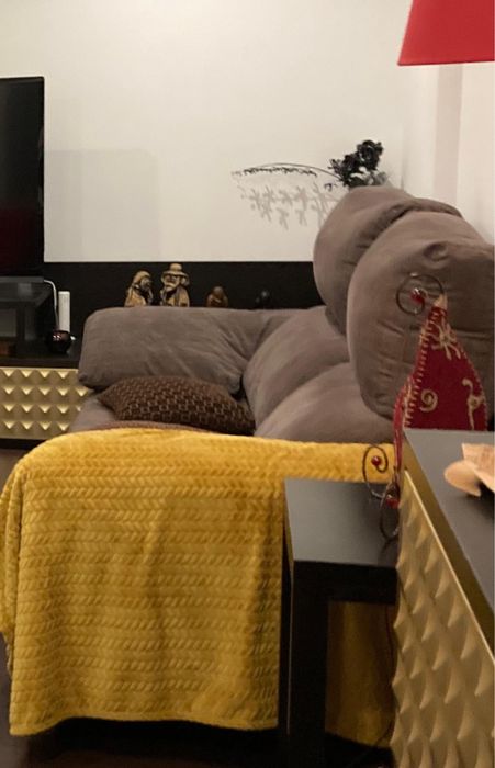 Sofá de 2 lugares em tecido castanho