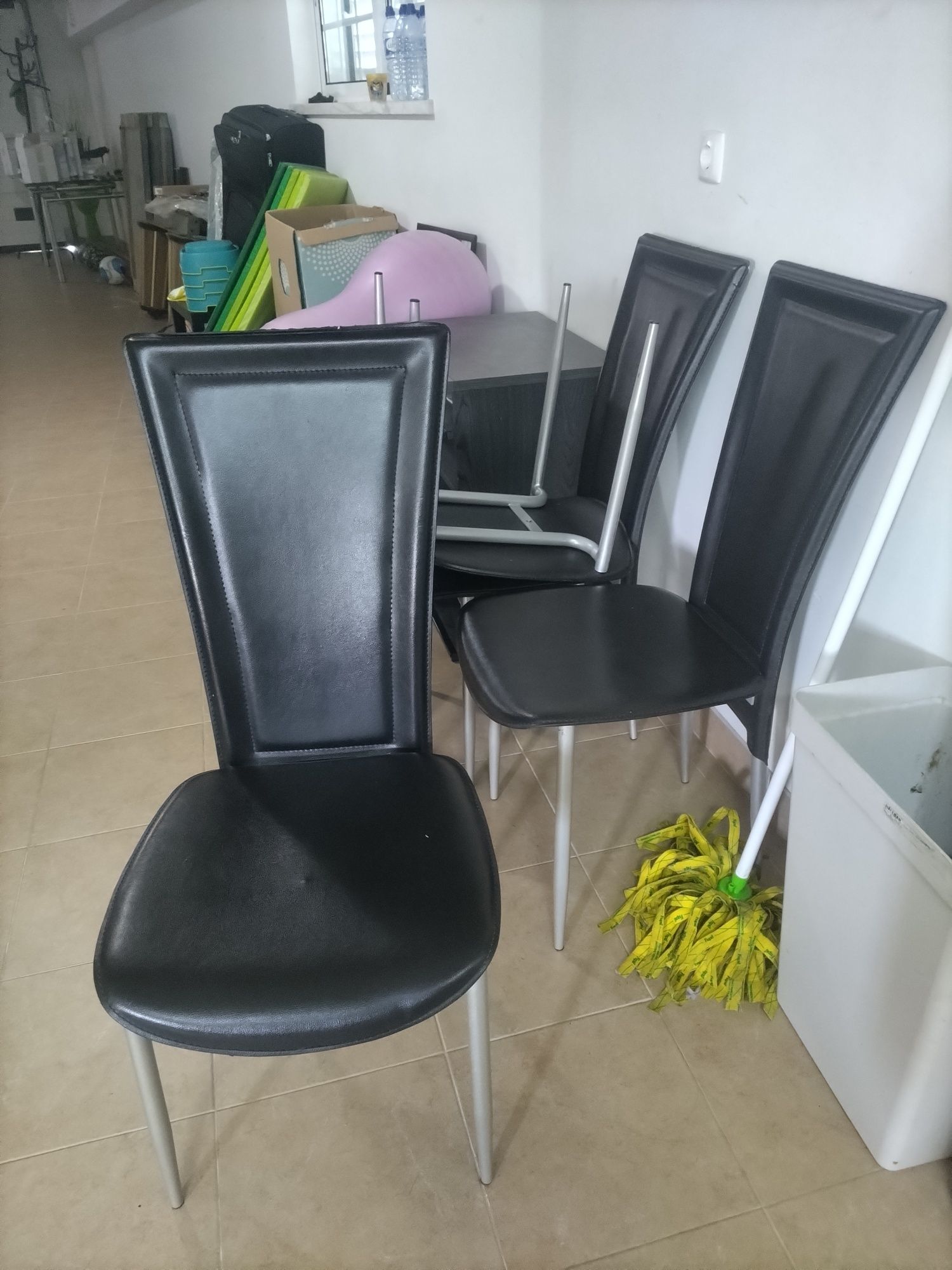 Mesa de vidro com cadeiras