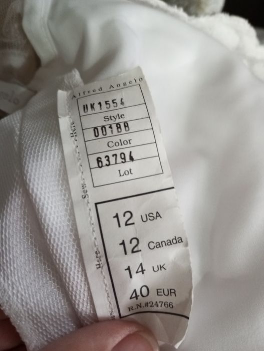 Вінтажна весільна сукня Alfred Angelo.