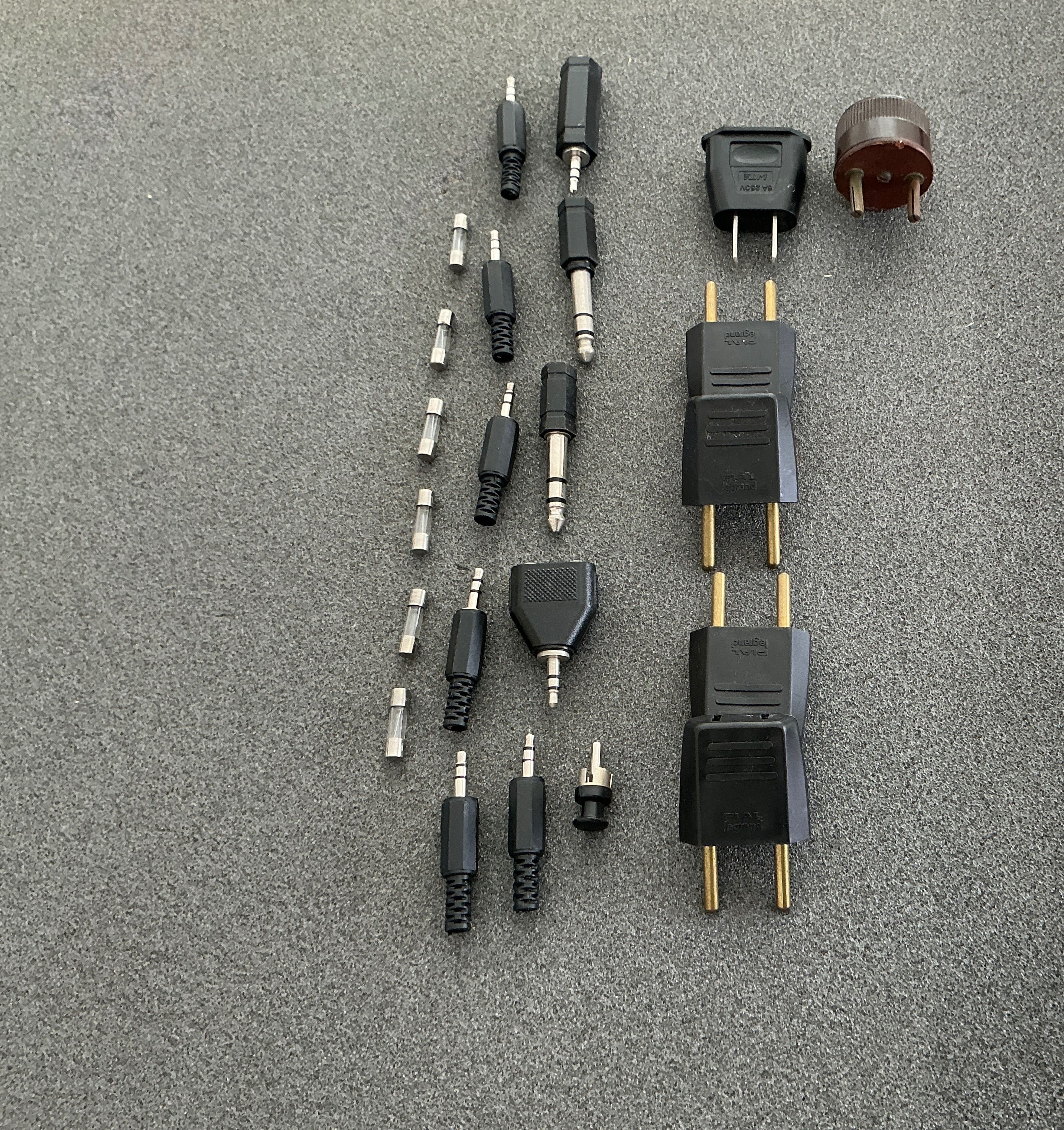 Kit com 7 fichas elétricas + 10 conectores jack áudio + 6 fusíveis
