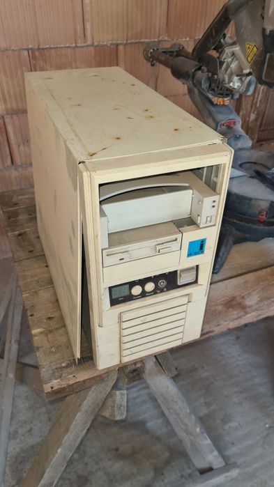 Obudowa Obudowy AT+ 3 napędy CD-ROM