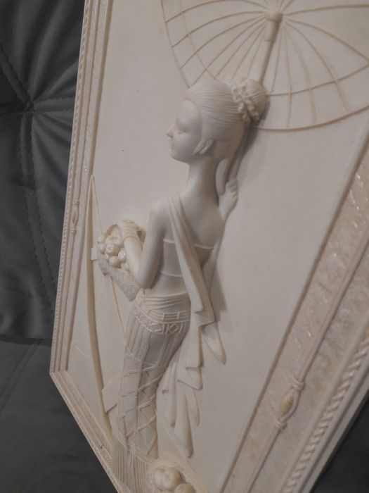 Барельеф из литого камня "Дама с фруктами", декор интерьера