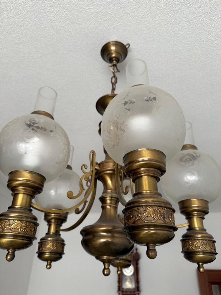 Candeeiro de teto dourado com 5 chamines em vidro