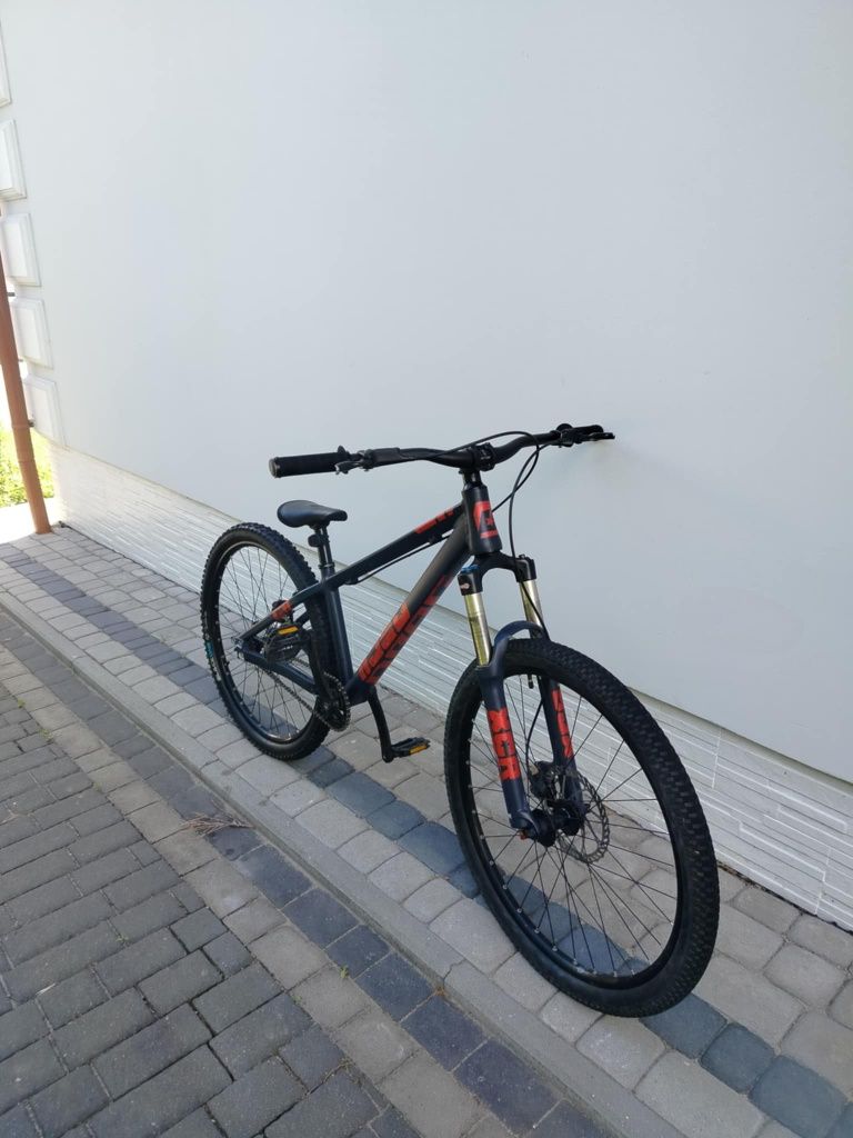 Sprzedam rower dirt w bardzo dobrym stanie.