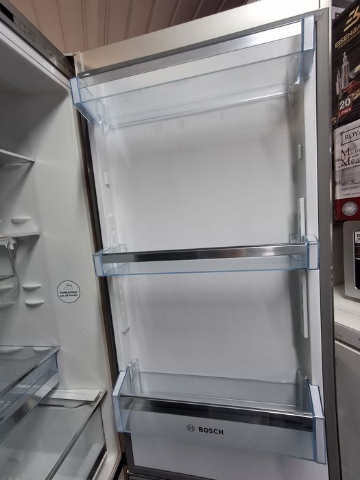 Холодильник Bosch model KGE39AI40