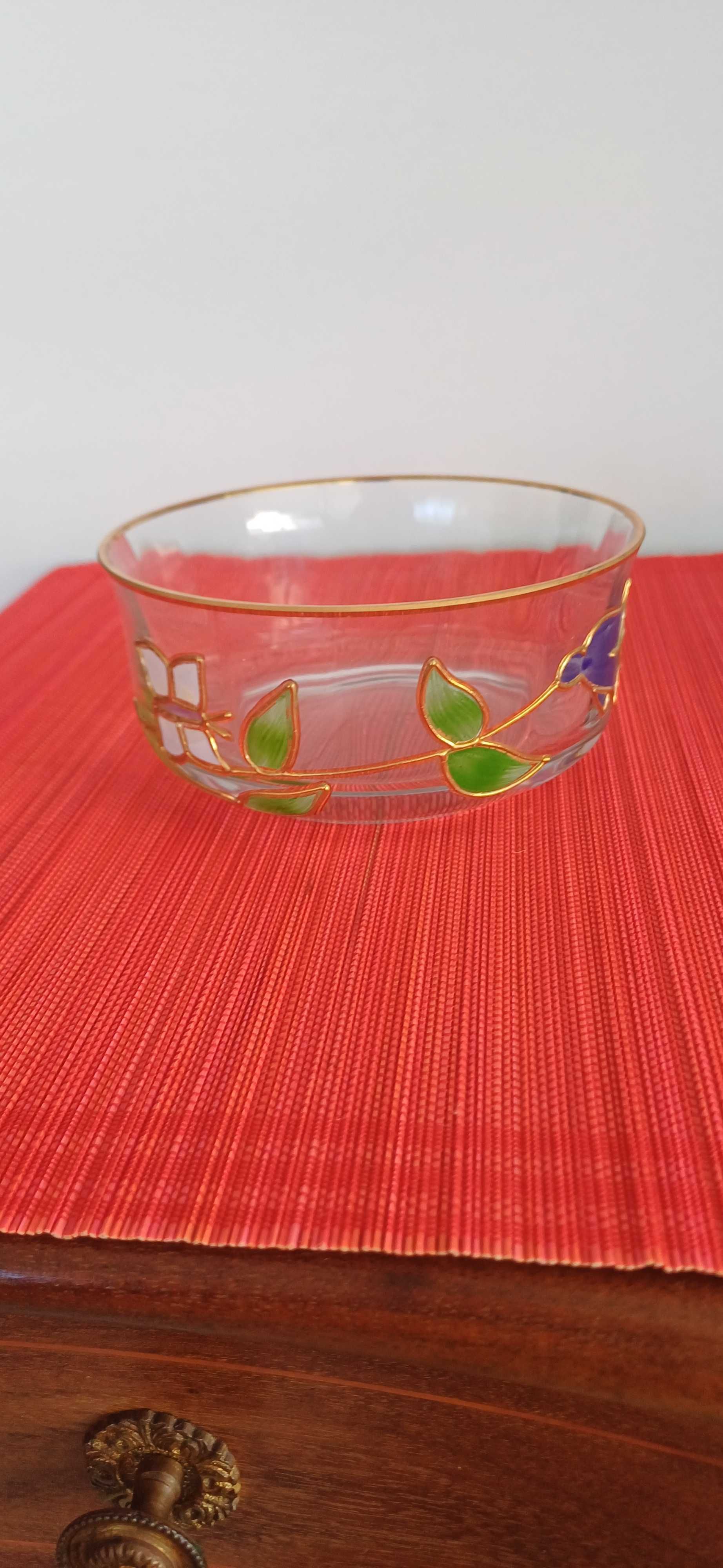Taça vidro pintada à mão com flores em relevo