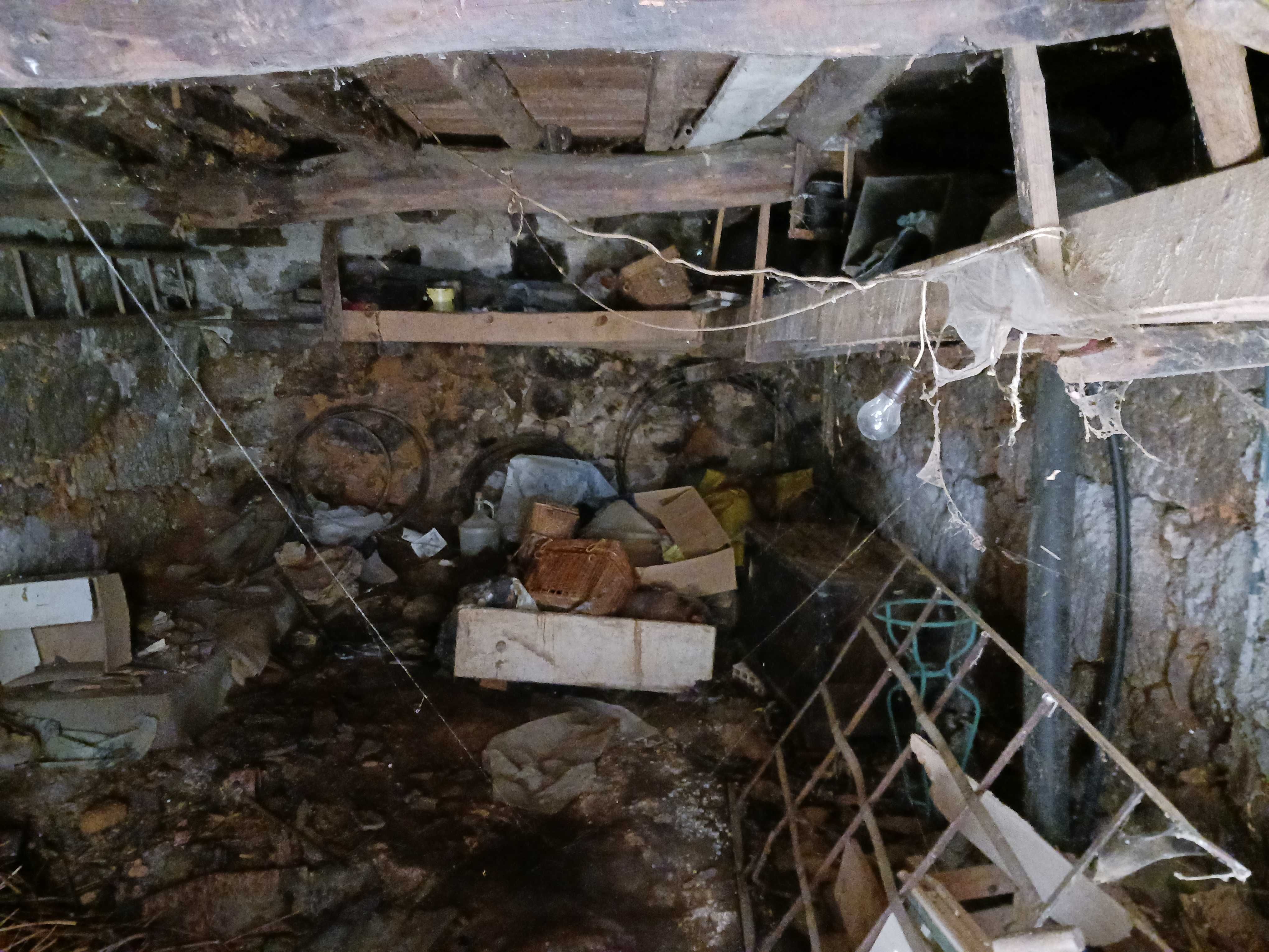 Casa em pedra para restauro na vila de Gonçalo - Guarda